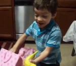 surprise Un enfant content d'avoir une banane