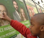 ecole Des enfants commentent les affiches éléctorales
