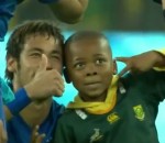 bresil enfant joueur L'équipe de foot du Brésil s'occupe d'un enfant