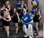 pom-pom-girl Un gardien de hockey danse avec les cheerleaders