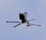 helicoptere figure flip Un hélicoptère fait des backflips
