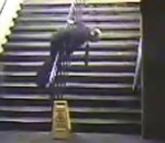 homme chute escalier Un homme bourré a du mal à rentrer chez lui