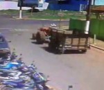 moto chute voiture Un homme malchanceux en tracteur