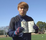 football joueur Un joueur japonais fait une frappe à la Olive & Tom