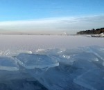 bord glace Mouvement de glace au bord d'un lac gelé