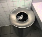 uriner Pisser partout dans les toilettes publiques