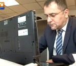 ordinateur portable syndicat Un policier regarde une vidéo filmée à l'envers sur son ordinateur portable