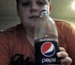 verre Un rebelle boit du Pepsi