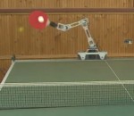 robot Un robot joue au ping-pong