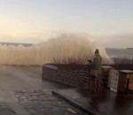 mer vague Vague surprise à Saint-Malo