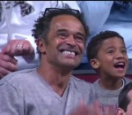 supporter basket Joakim Noah acclamé par son père lors d'un match de basket