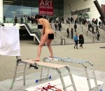 femme artiste Une artiste pond des oeufs avec son vagin