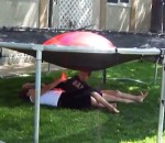 ballon eau Ballon d'eau sur un trampoline