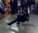 policier Battle de breakdance avec un policier