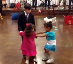 enfant danse Un jeune danseur rejette une petite fille jalouse