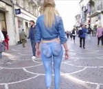 bodypainting nu Une femme se promène avec une paire de jeans en bodypainting