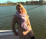 journaliste tomber Interview sur un bateau Fail