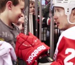 hockey Jordin Tootoo  donne sa crosse à un enfant
