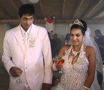 mariage Un mariage roms avec des feux d'artifice