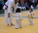 mignon enfant Premier combat de judo entre deux petites filles