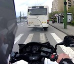 scooter homme Un scootériste aide un homme à attraper son bus