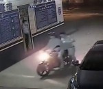 poste moto Un homme en scooter dépose un voleur au poste de police