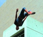 ronnie Spider-Man fait du parkour