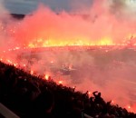 fumigene supporter Stade enflammé avant un match de foot (Grèce)