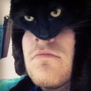 chat Se prendre pour Batman avec un chat noir sur la tête