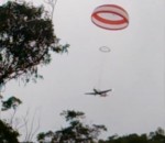 atterrissage urgence Un avion atterrit avec un parachute