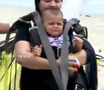 bebe Un bébé fait du parachute ascensionnel