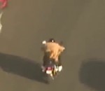 moto police helicoptere Course poursuite avec un homme culotté