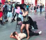 homme accident Une danseuse fait pipi sur un mec à Las Vegas