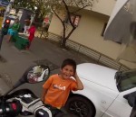 moto enfant Un motard fait plaisir à des enfants