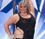 femme Femme obèse fait du pole dance
