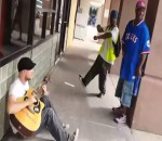 guitare Jam session avec des inconnus dans la rue