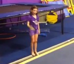 flip salto Petite fille gymnaste