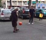 ballon femme jongle Une mamie fait des jongles avec un ballon