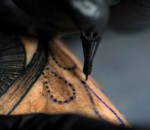 tatouage Tatouage en slow motion