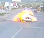 feu accident explosion Une voiture explose après une collision