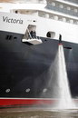 bateau Un homme en jetpack aquatique salue le capitaine d'un bateau