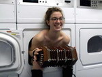 femme Jouer du bandonéon le derrière dans un lave-linge