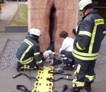coince Un étudiant coincé dans une statue en forme de vagin