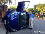 femme accident voiture Un couple de vieux pose après un accident de voiture