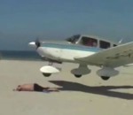 chance train Un avion frôle un vacancier sur une plage
