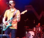 musique concert Le batteur de Weezer attrape un frisbee en plein vol