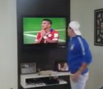 ecran Un Brésilien regarde une séance de tirs au but à la télé