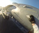 mecanicien Contrôle d'un avion de chasse avant le décollage (POV)