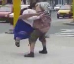 couple Un couple de vieux danse dans la rue