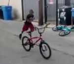 enfant velo Un enfant à vélo frappe un garçon